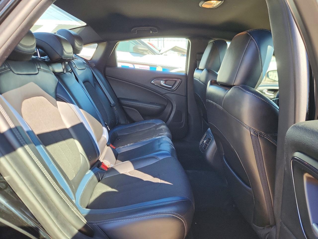 2016 Chrysler 200 S - zdjęcie 10