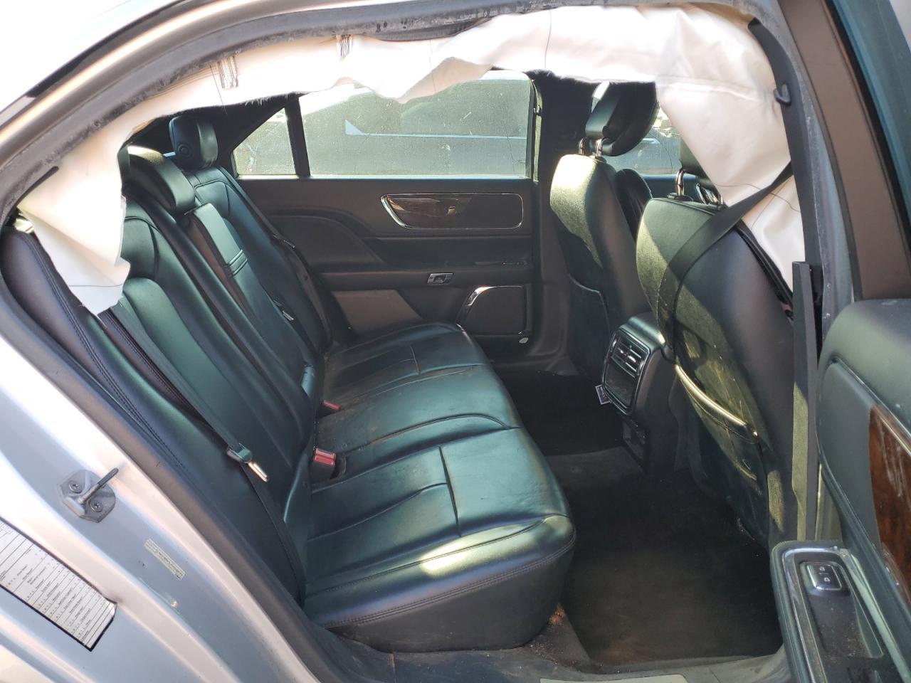 2018 Lincoln Continental Premiere - zdjęcie 10