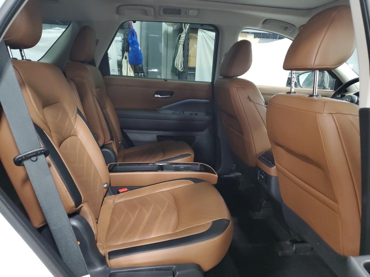 2022 Nissan Pathfinder Platinum - zdjęcie 11