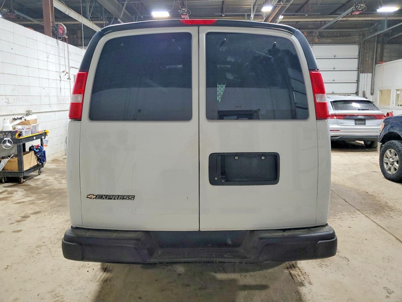 2020 Chevrolet G2500 Expr - zdjęcie 6