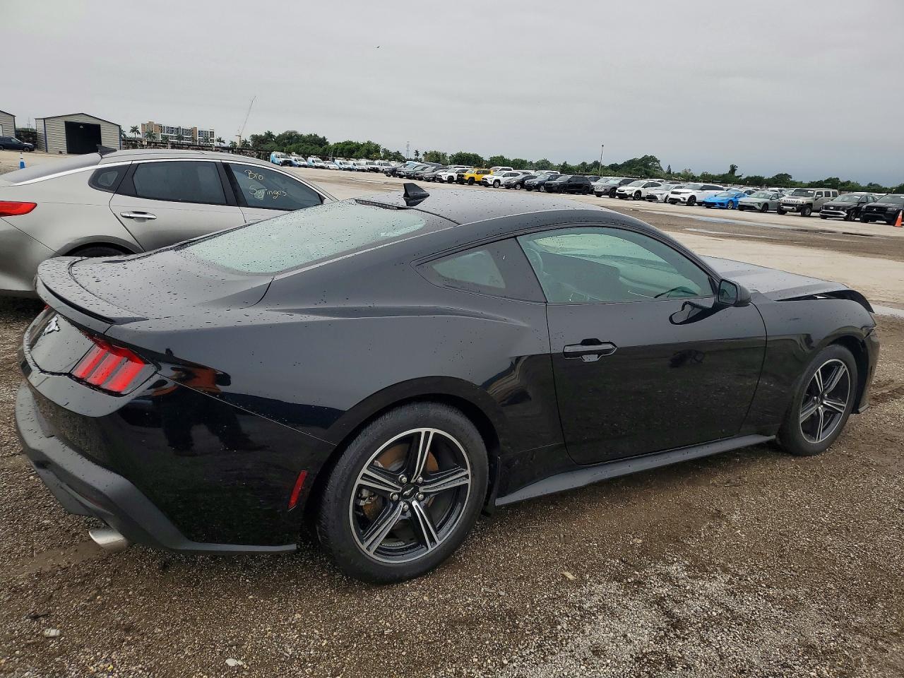 2025 Ford Mustang - zdjęcie 3