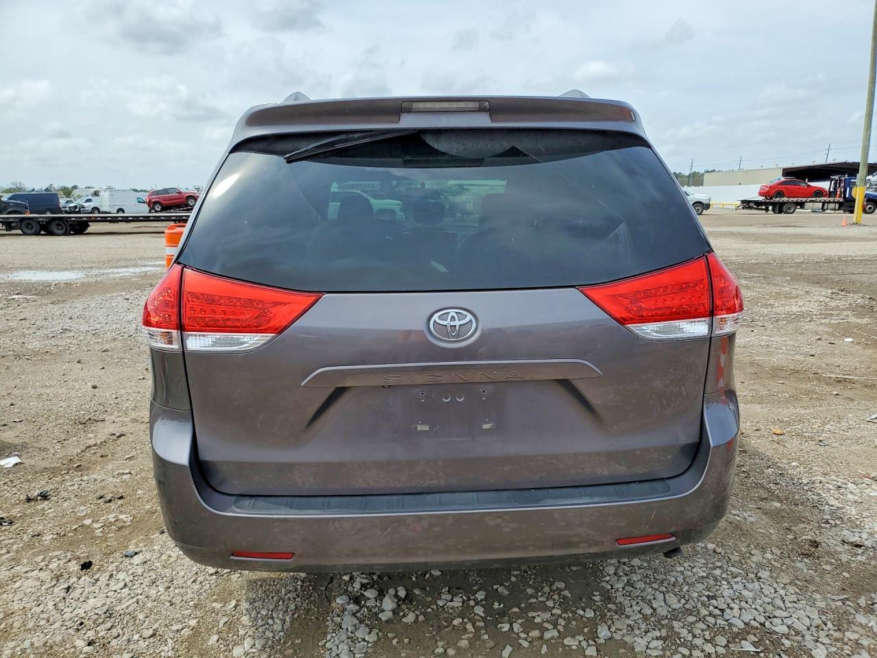 2013 Toyota Sienna Le 8-Passenger - zdjęcie 6