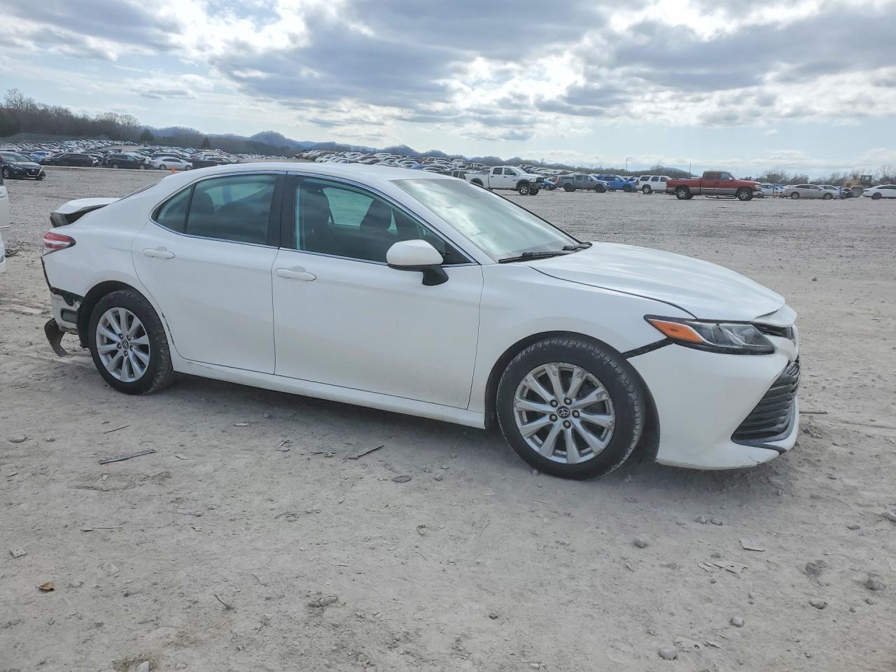 2019 Toyota Camry Le - zdjęcie 4