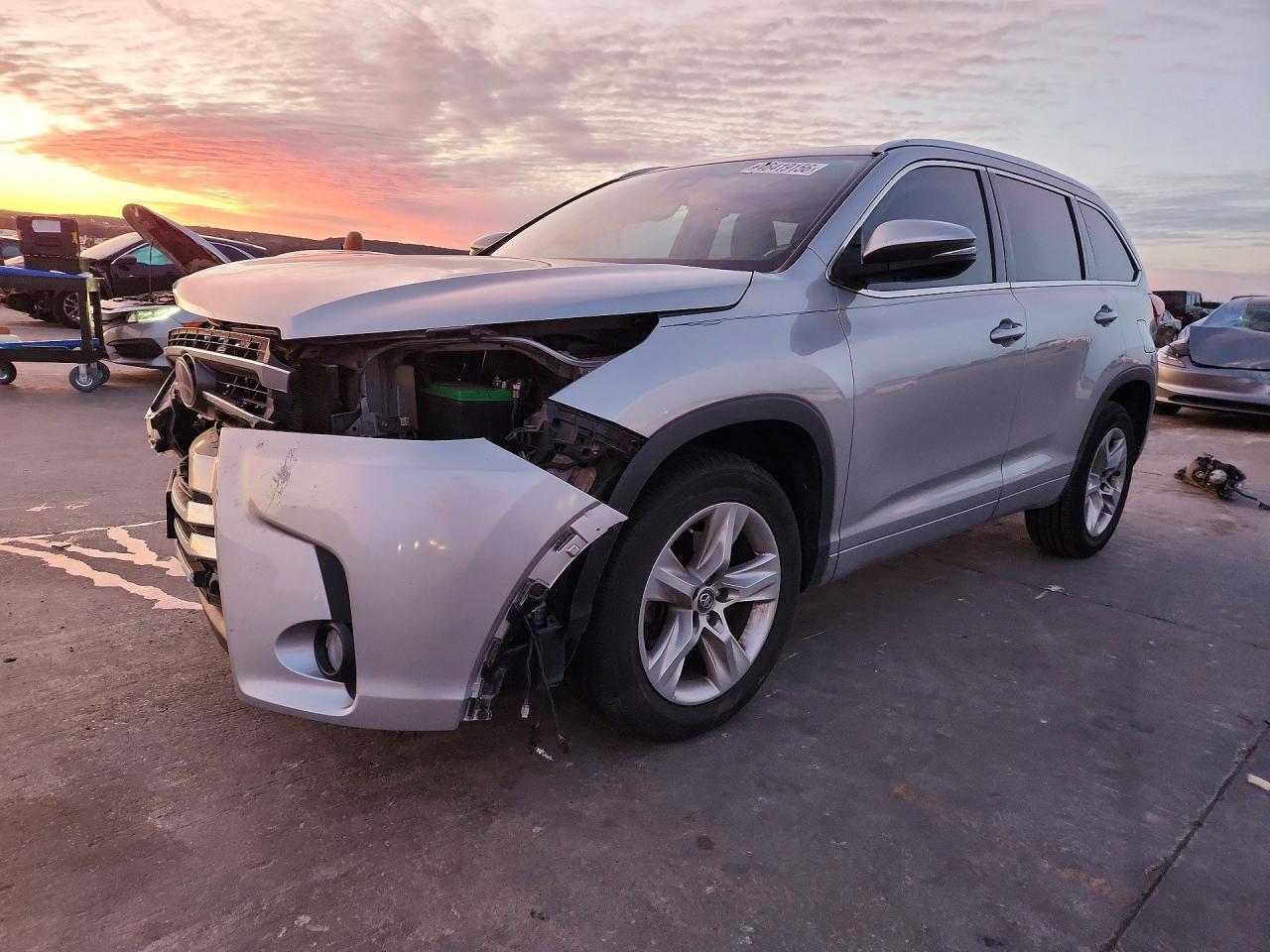 2017 Toyota Highlander Limited - zdjęcie główne