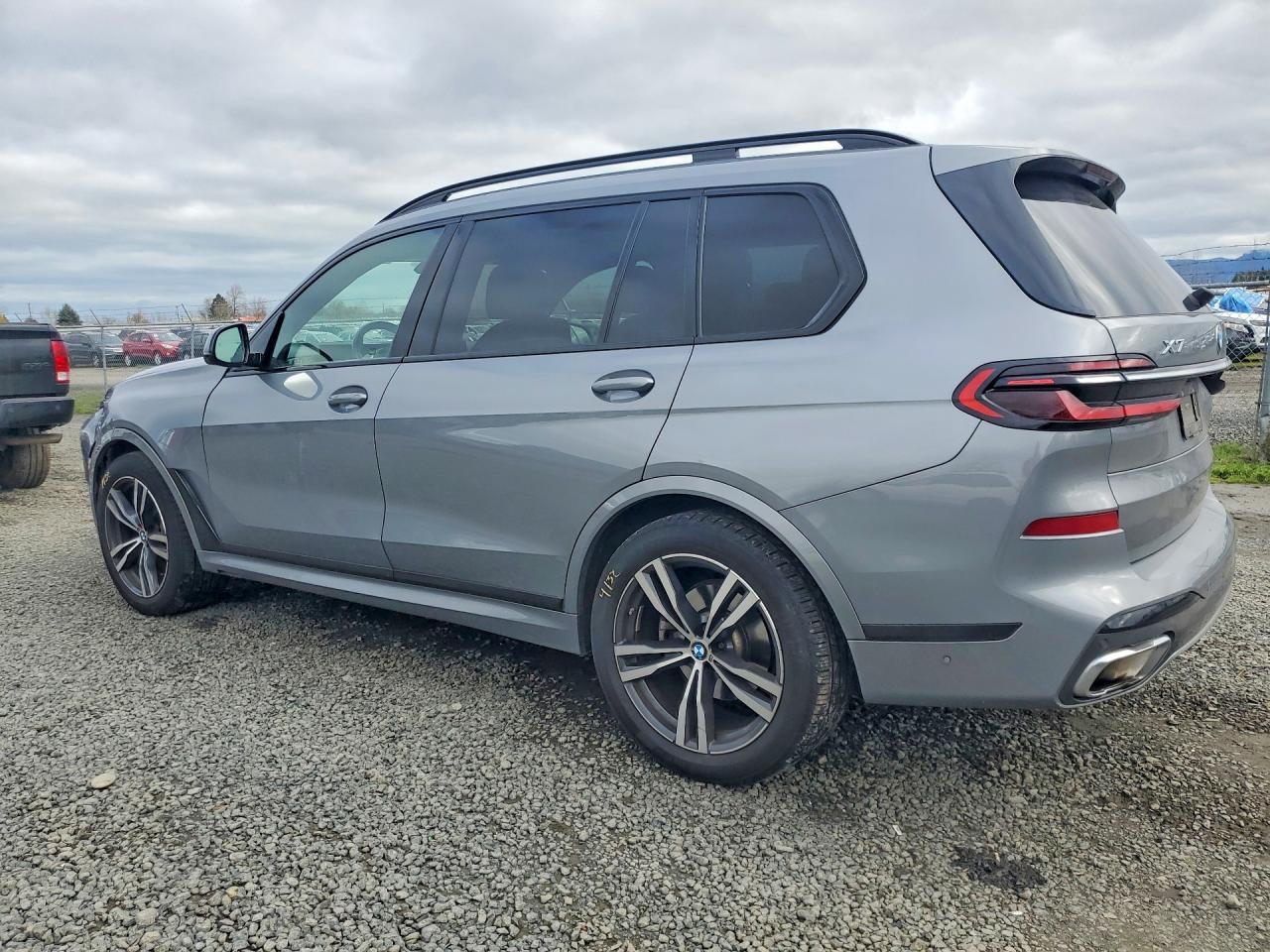 2023 BMW X7 xDrive40I - zdjęcie 2