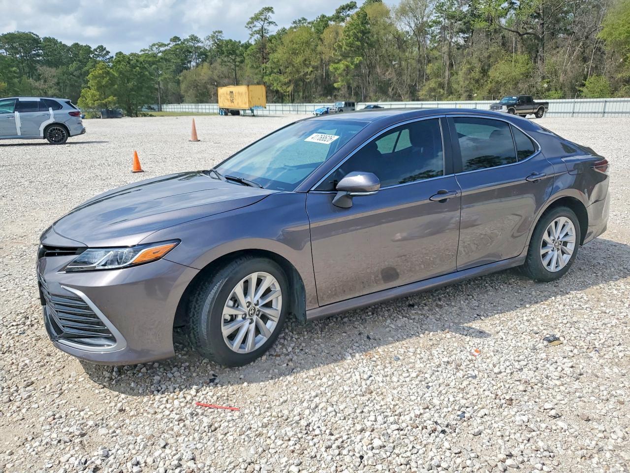 2024 Toyota Camry Le - zdjęcie główne