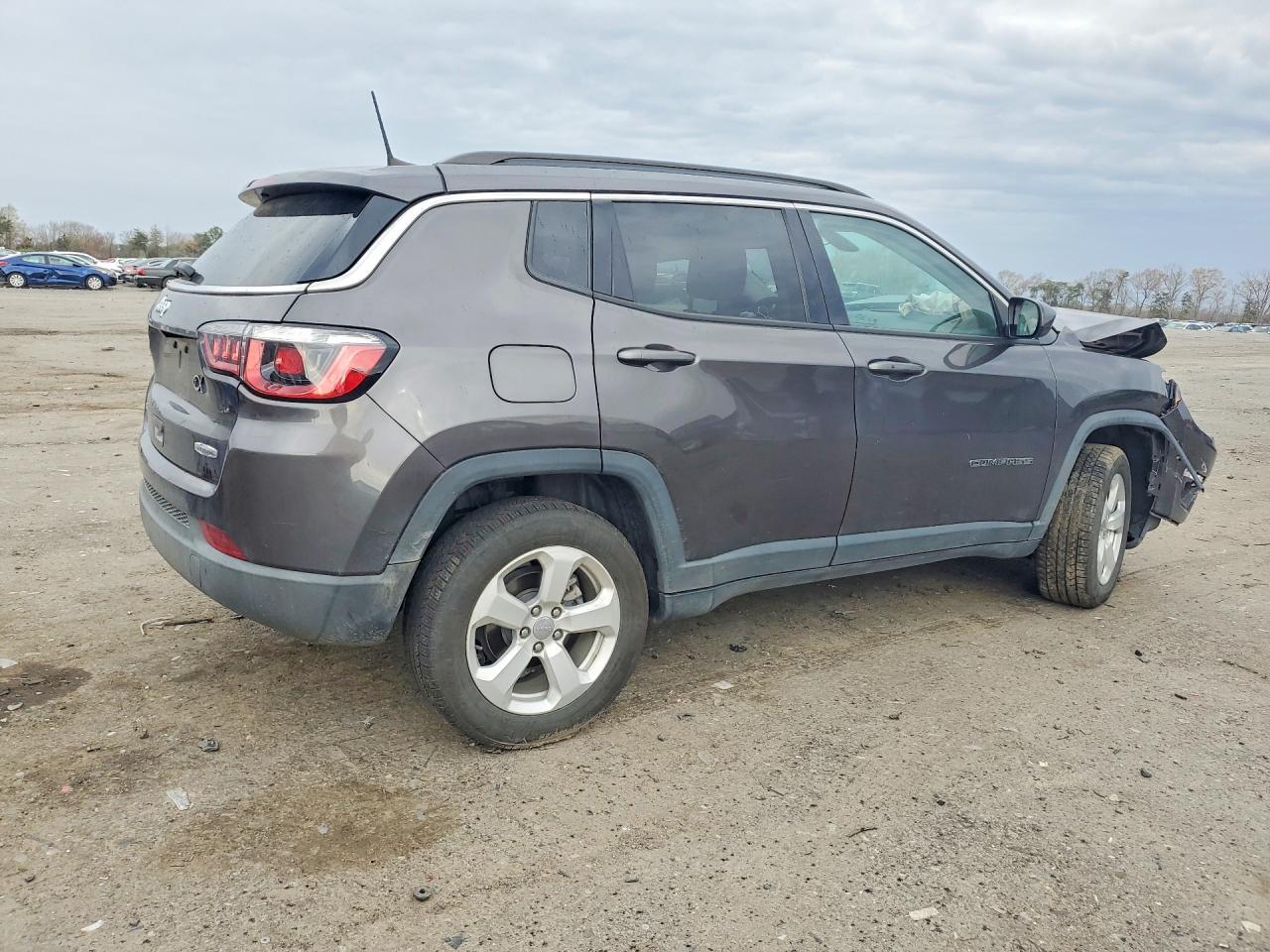 2020 Jeep Compass Latitude - zdjęcie 3