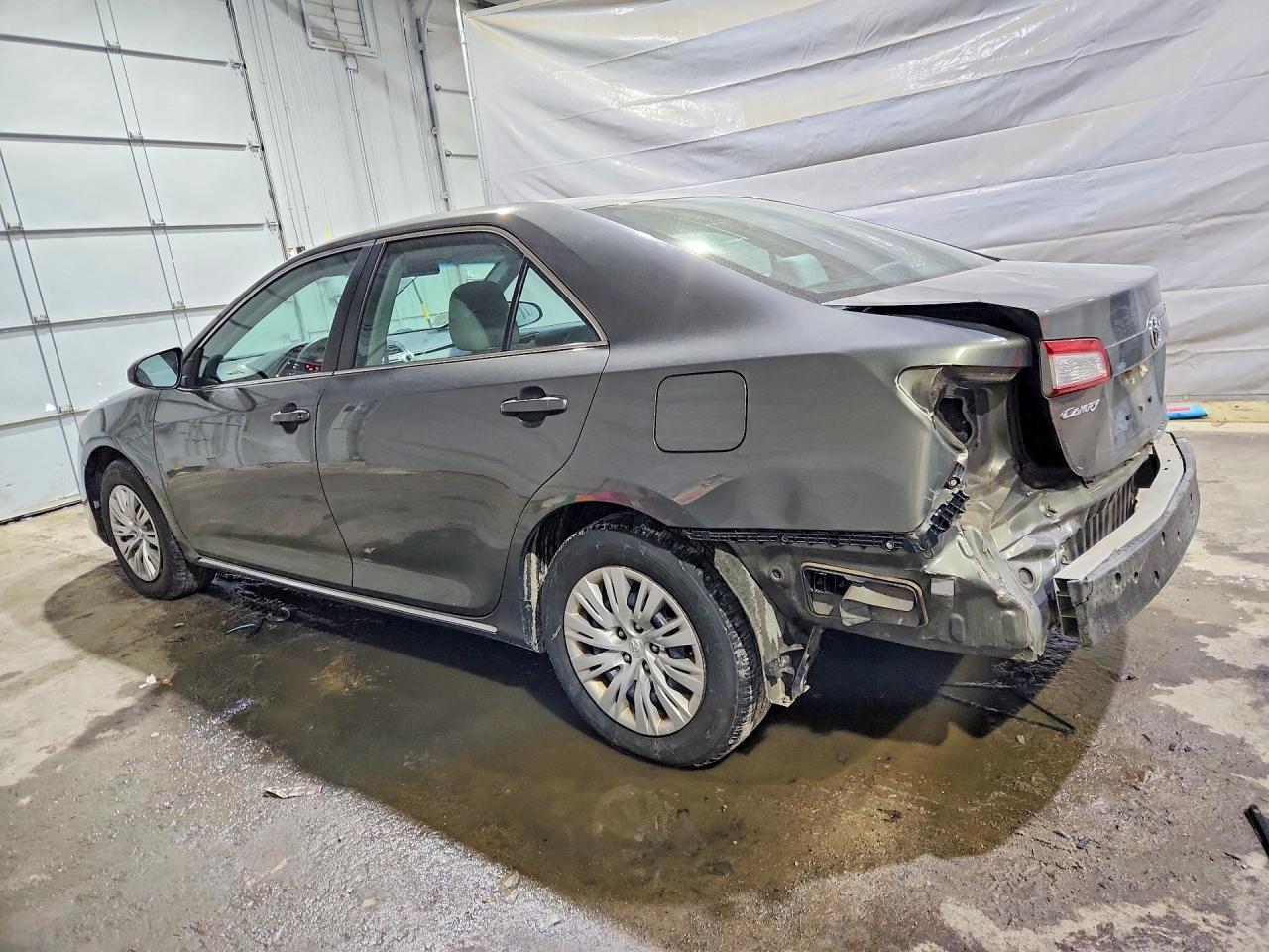 2014 Toyota Camry Le - zdjęcie 2