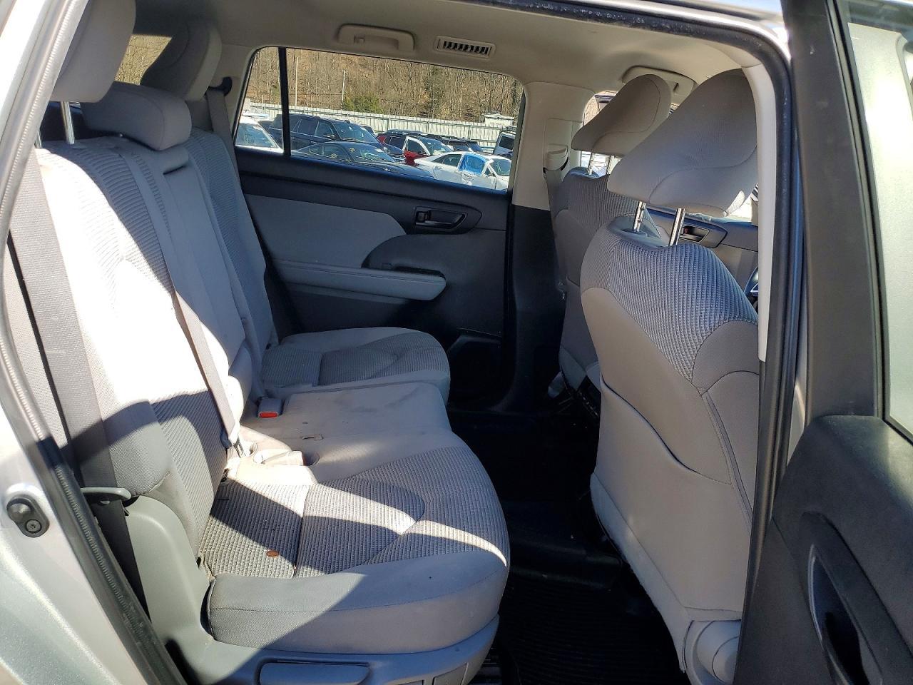 2022 Toyota Highlander Le - zdjęcie 11