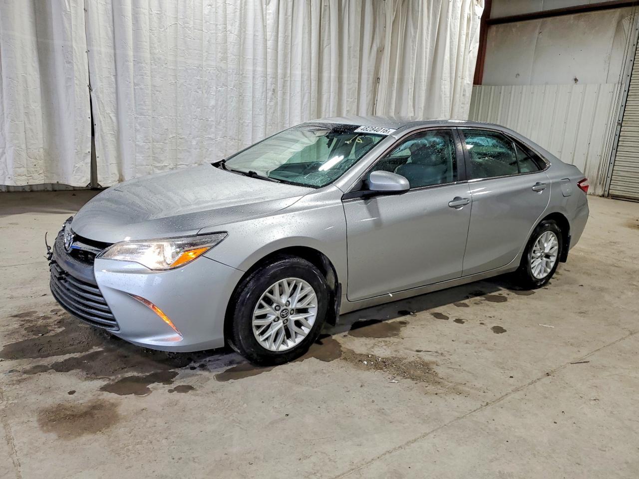 2017 Toyota Camry Le - zdjęcie główne