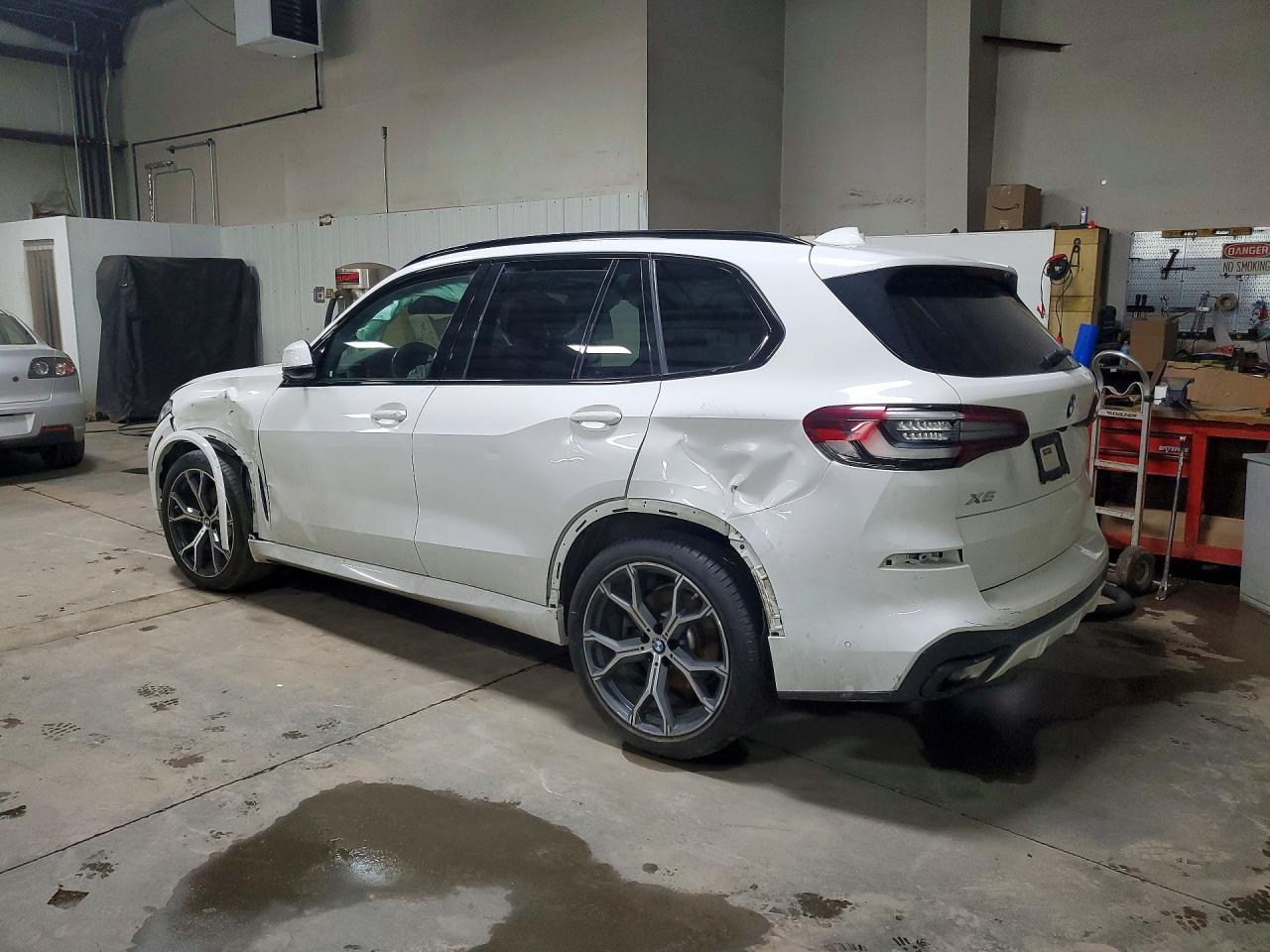 2021 BMW X5 xDrive40I - zdjęcie 2