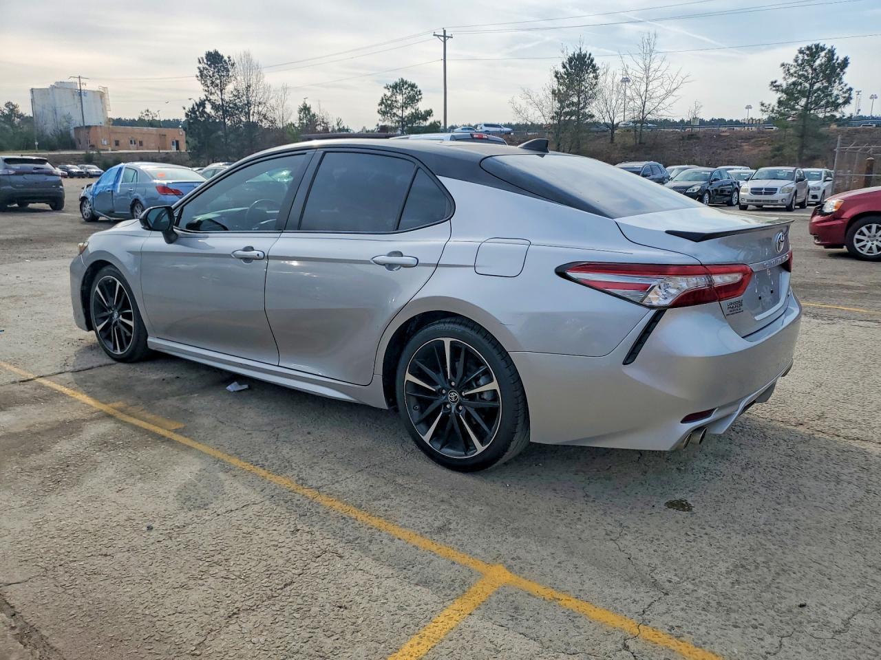 2019 Toyota Camry Xse - zdjęcie 2