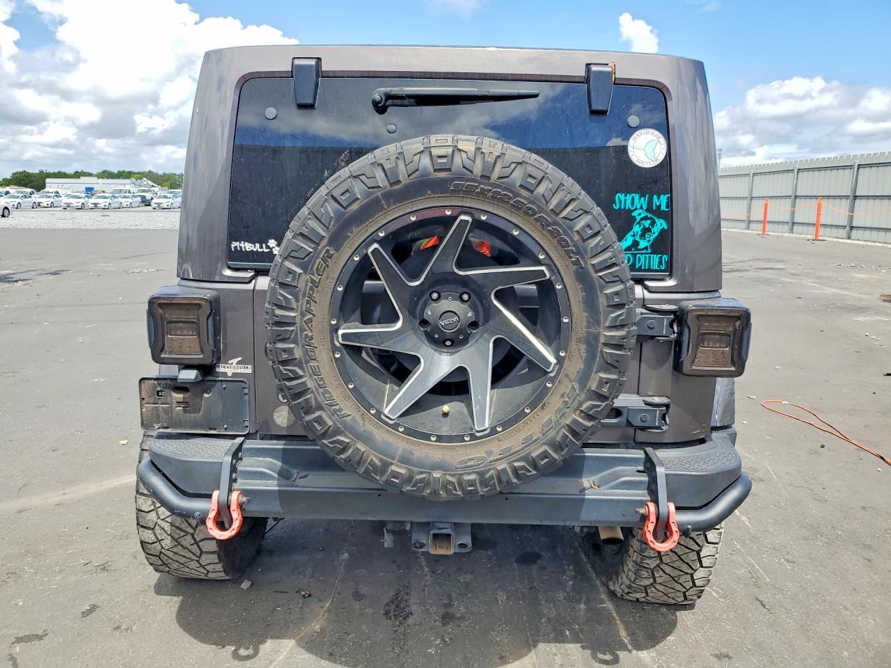 2016 Jeep Wrangler Unlimited Sahara - zdjęcie 6