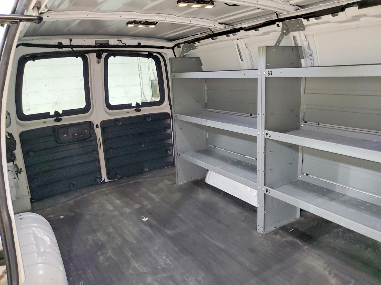 2020 Chevrolet G2500 Expr - zdjęcie 10