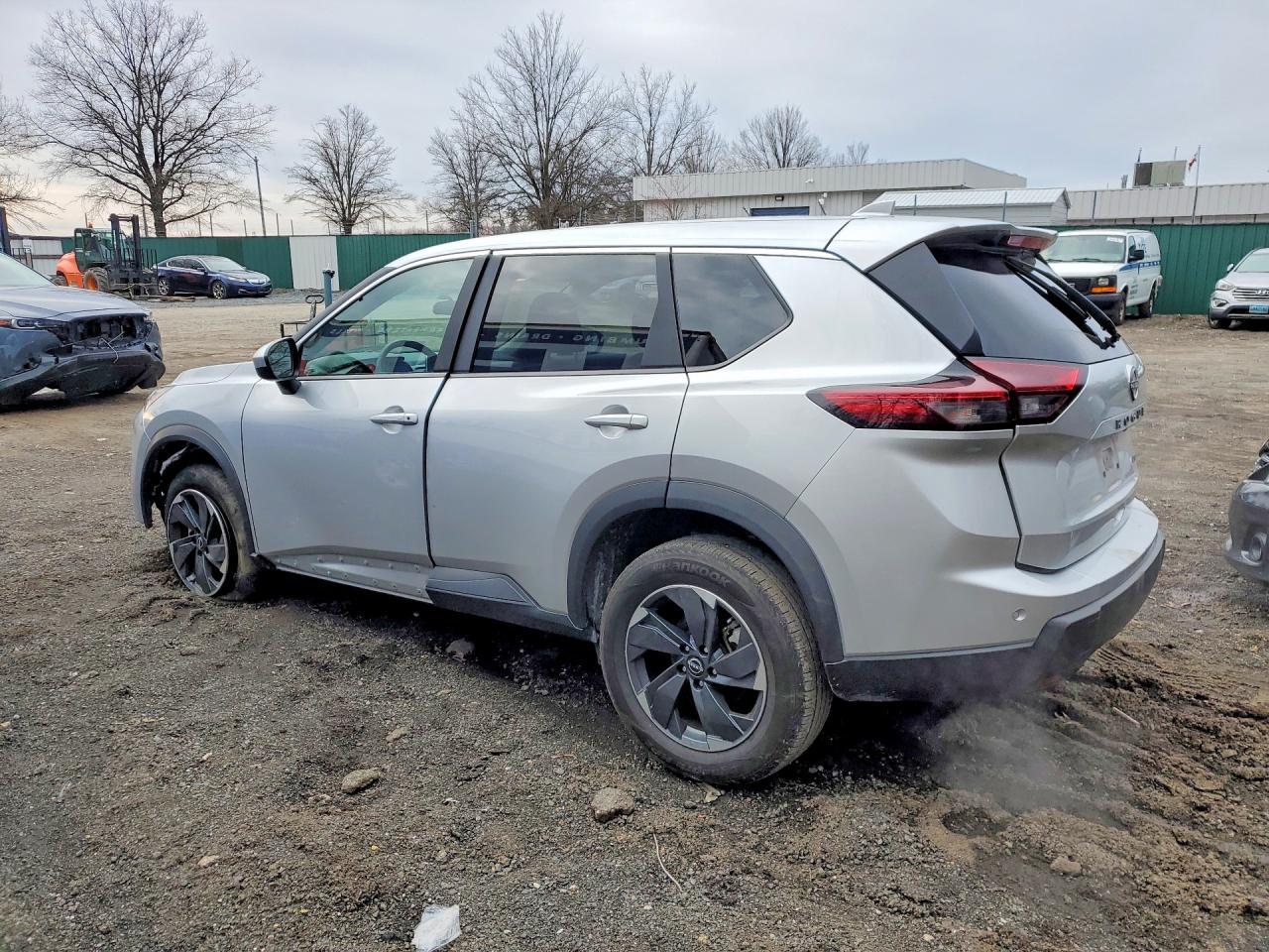 2025 Nissan Rogue Sv - zdjęcie 2