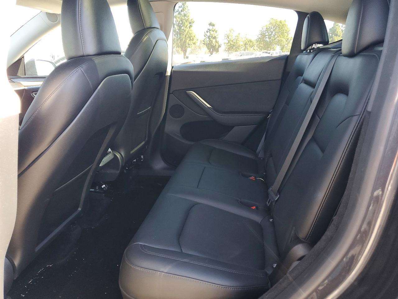 2024 Tesla Model Y - zdjęcie 11