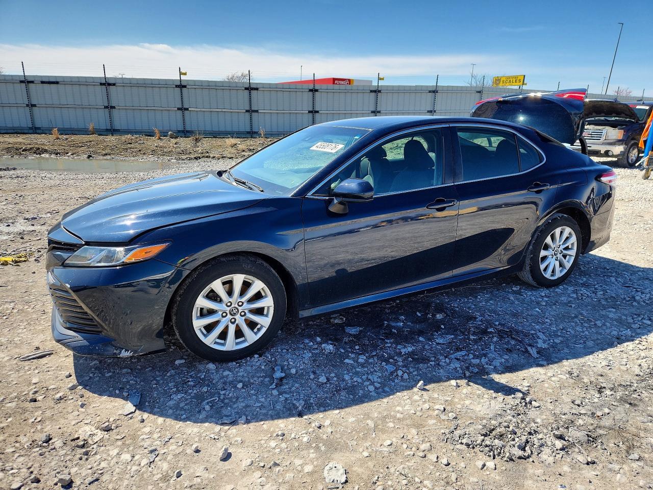 2018 Toyota Camry Le - zdjęcie główne