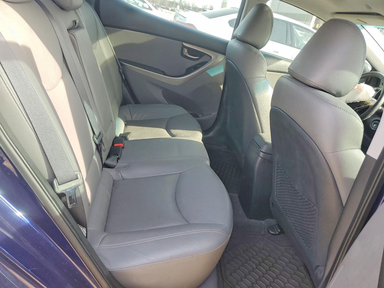 2016 Hyundai Elantra 4D - zdjęcie 10
