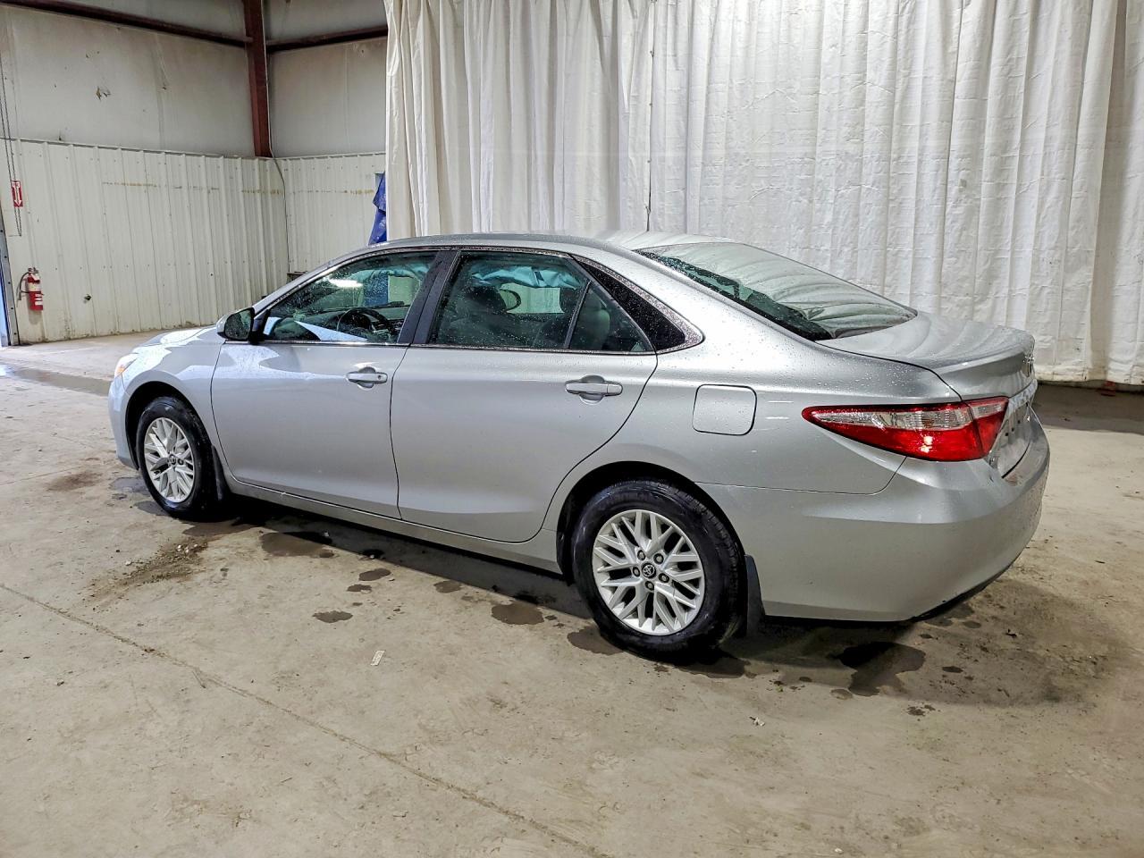 2017 Toyota Camry Le - zdjęcie 2