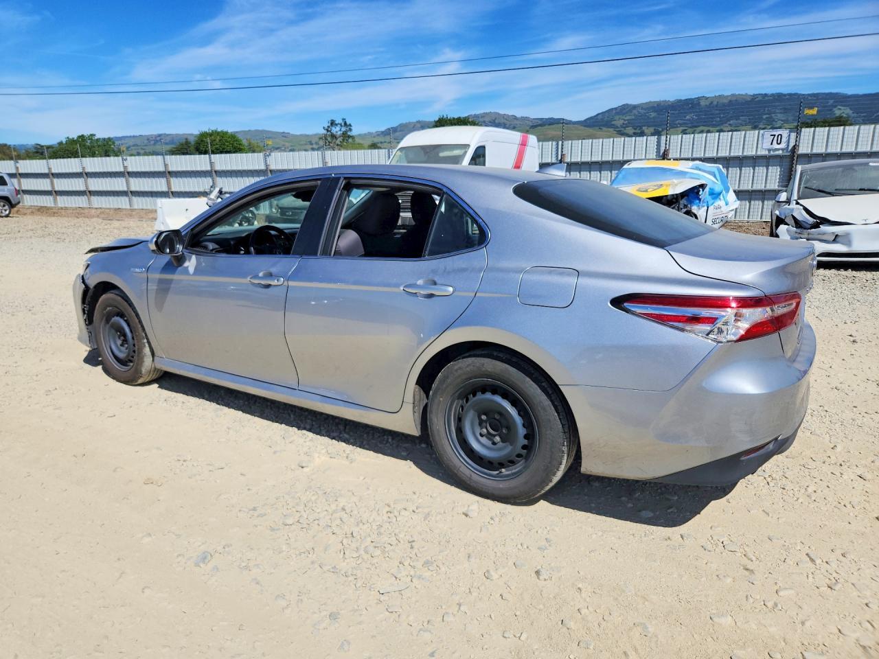 2020 Toyota Camry Hybrid Le - zdjęcie 2