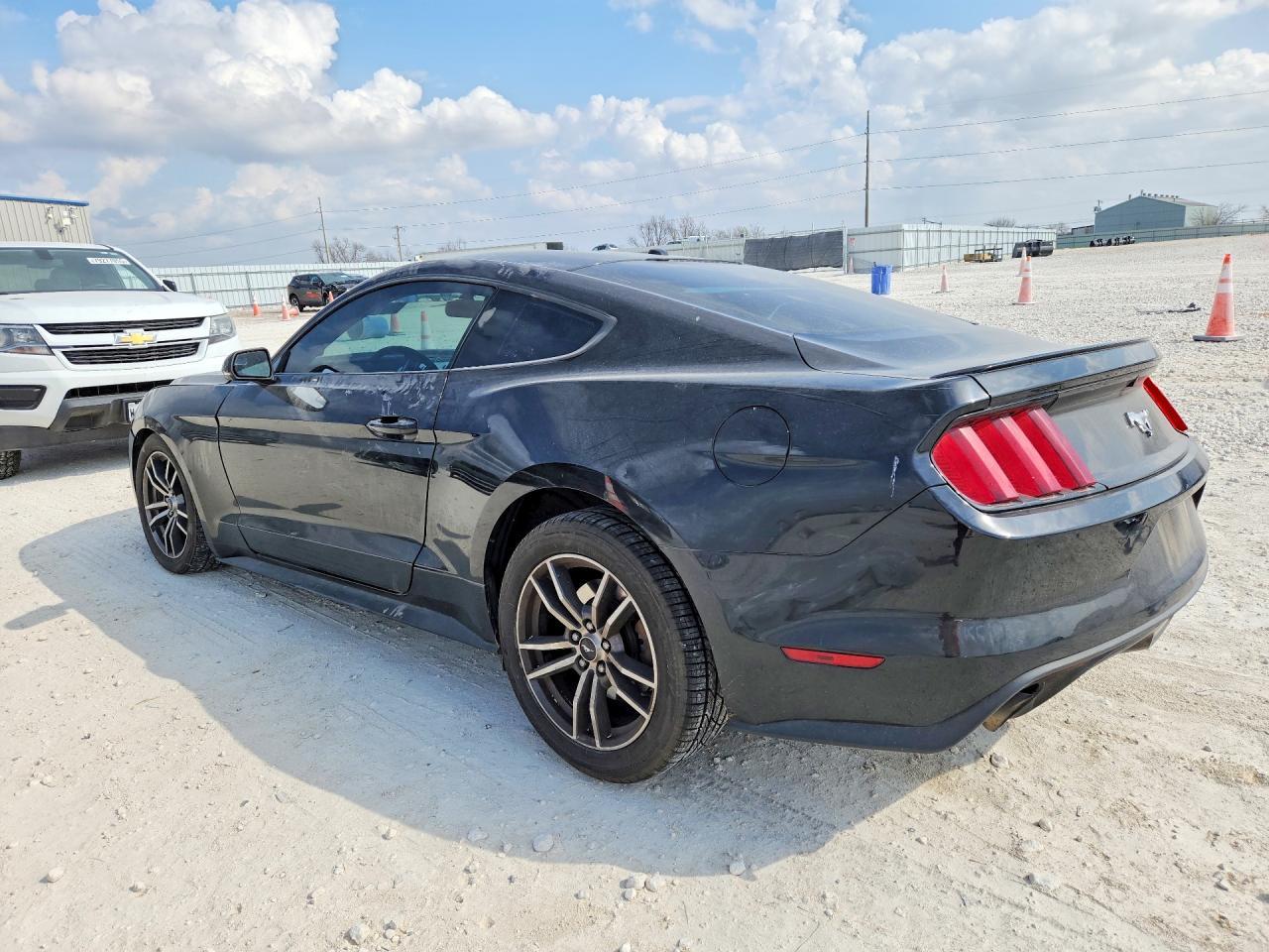 2017 Ford Mustang - zdjęcie 2