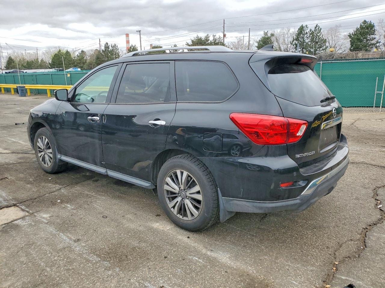 2019 Nissan Pathfinder S - zdjęcie 2