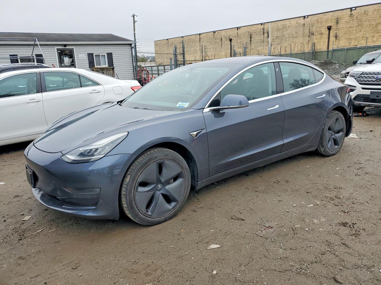 2019 Tesla Model 3 - zdjęcie główne