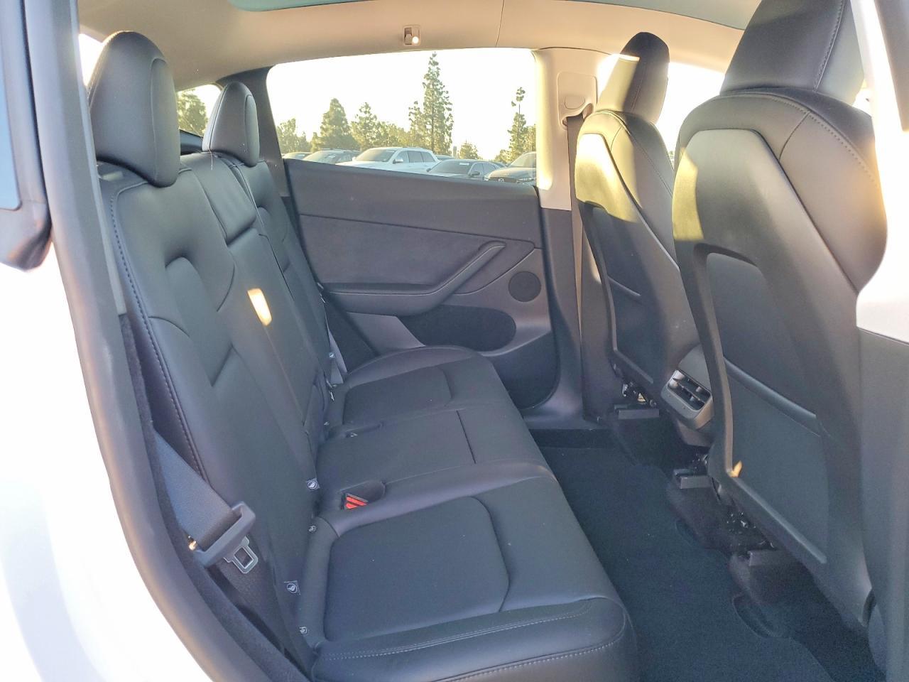 2025 Tesla Model Y - zdjęcie 10