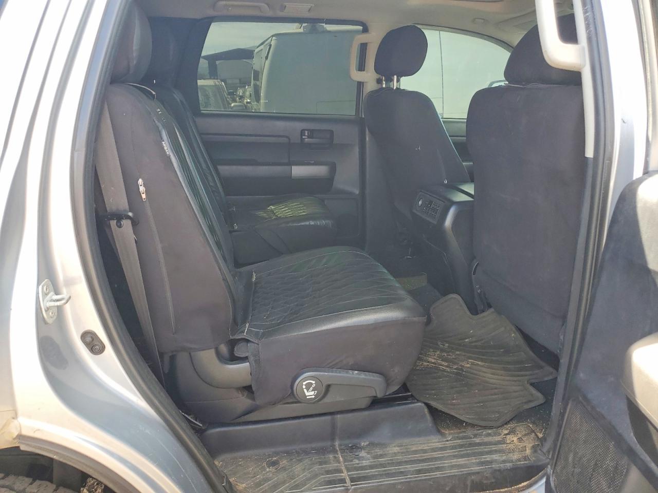 2015 Toyota Sequoia Sr5 - zdjęcie 11