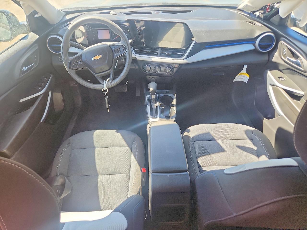 2025 Chevrolet Trax Ls - zdjęcie 8