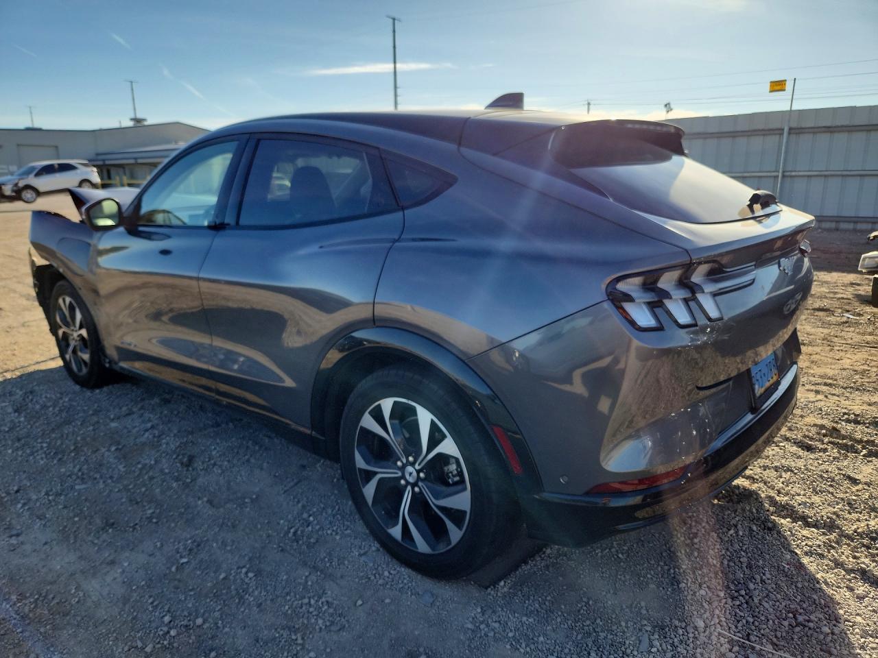 2021 Ford Mustang Mach-E Premium - zdjęcie 2