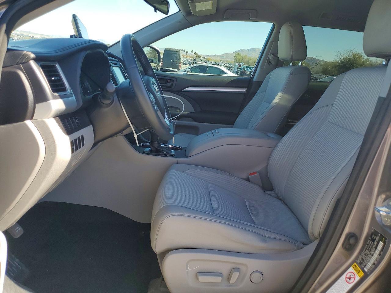 2016 Toyota Highlander Le Plus - zdjęcie 7