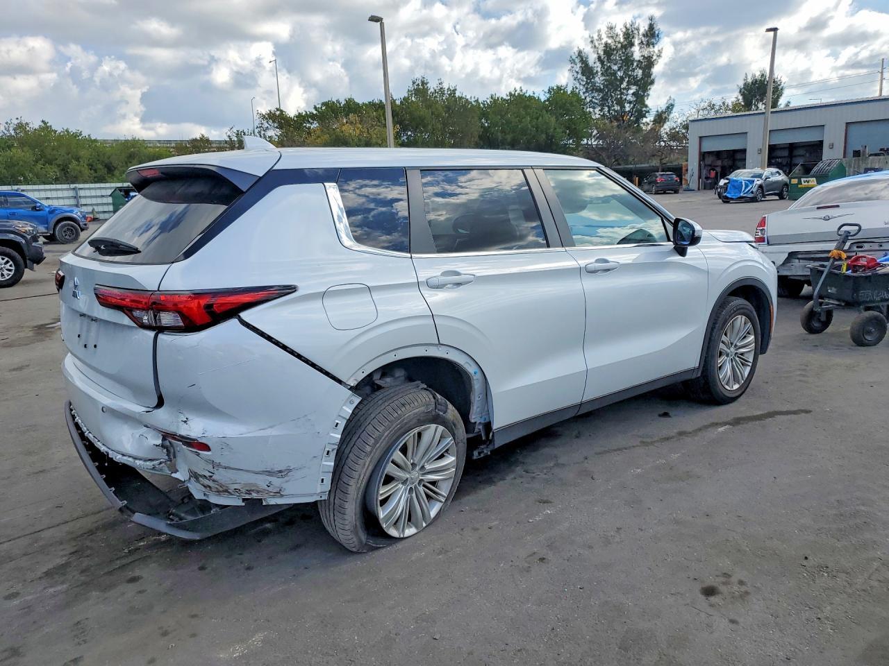 2024 Mitsubishi Outlander Es - zdjęcie 3