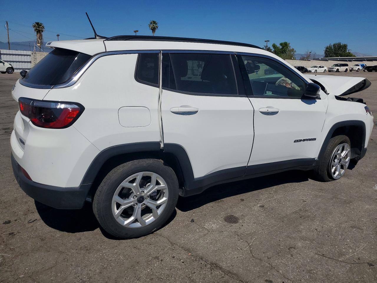2025 Jeep Compass Latitude - zdjęcie 3
