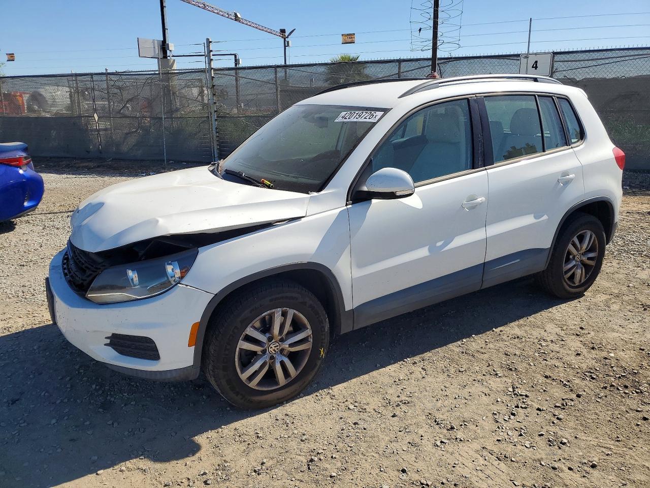 2016 Volkswagen Tiguan S - zdjęcie główne
