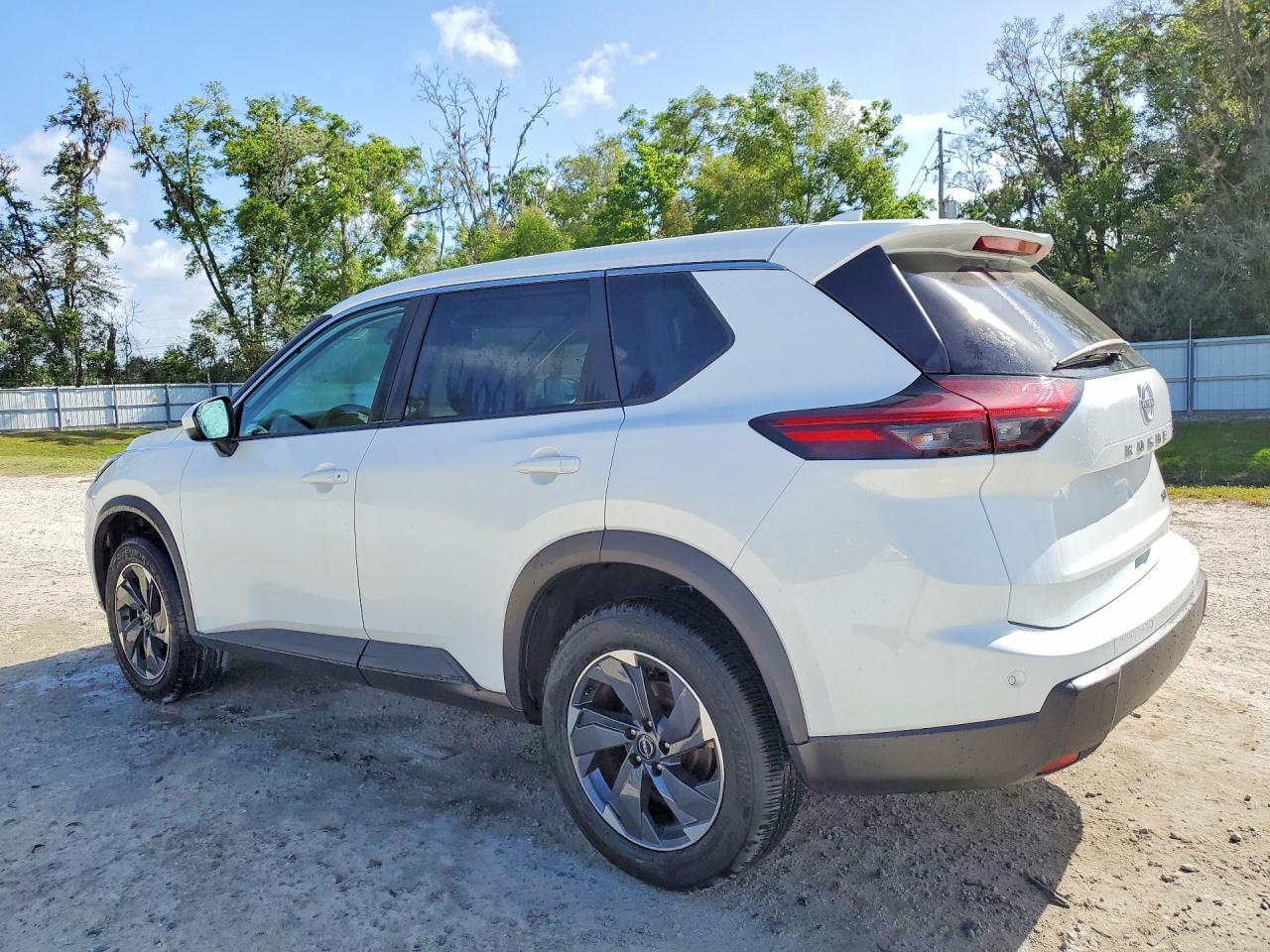 2024 Nissan Rogue Sv - zdjęcie 2