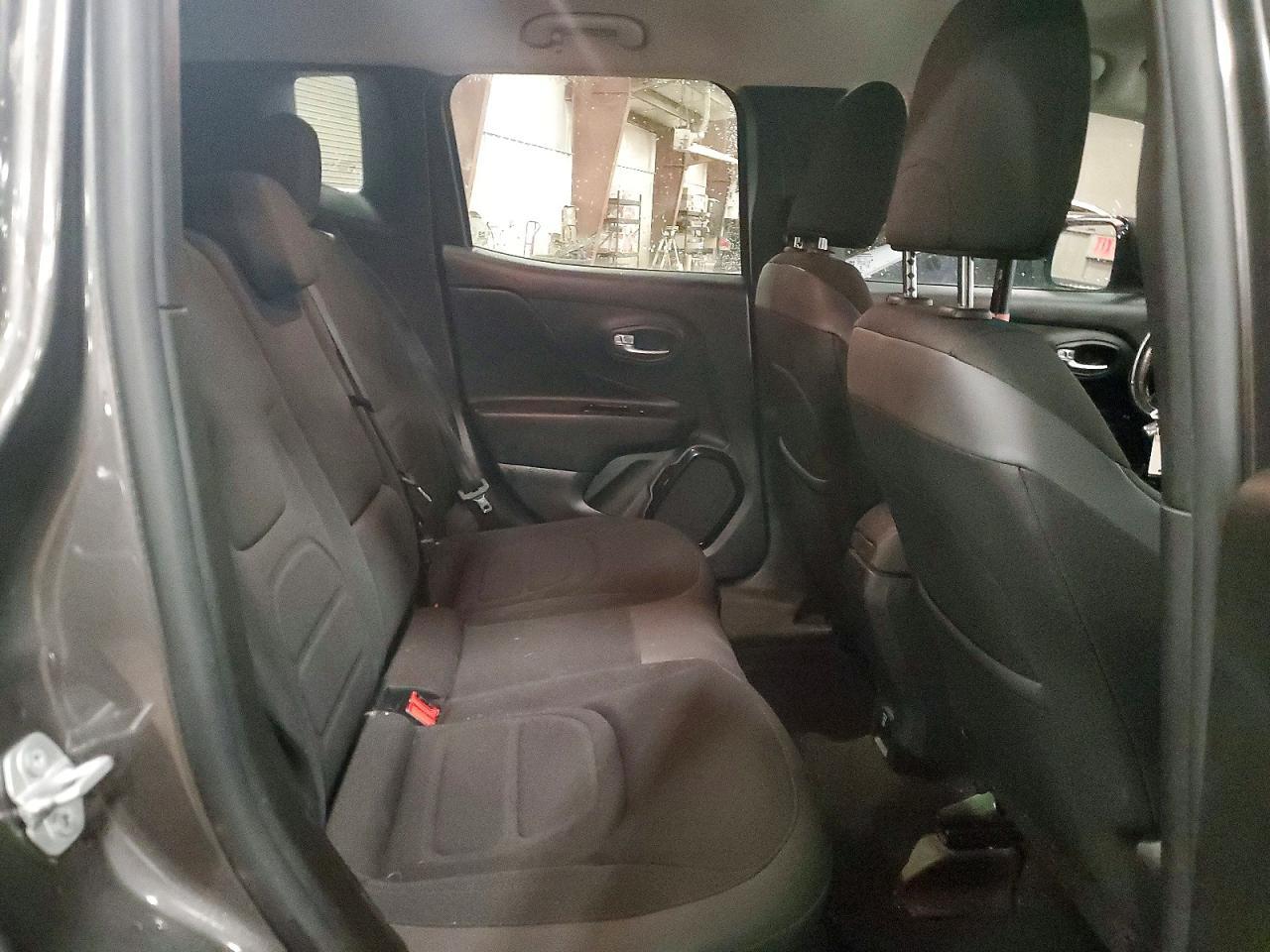 2016 Jeep Renegade Latitude - zdjęcie 11