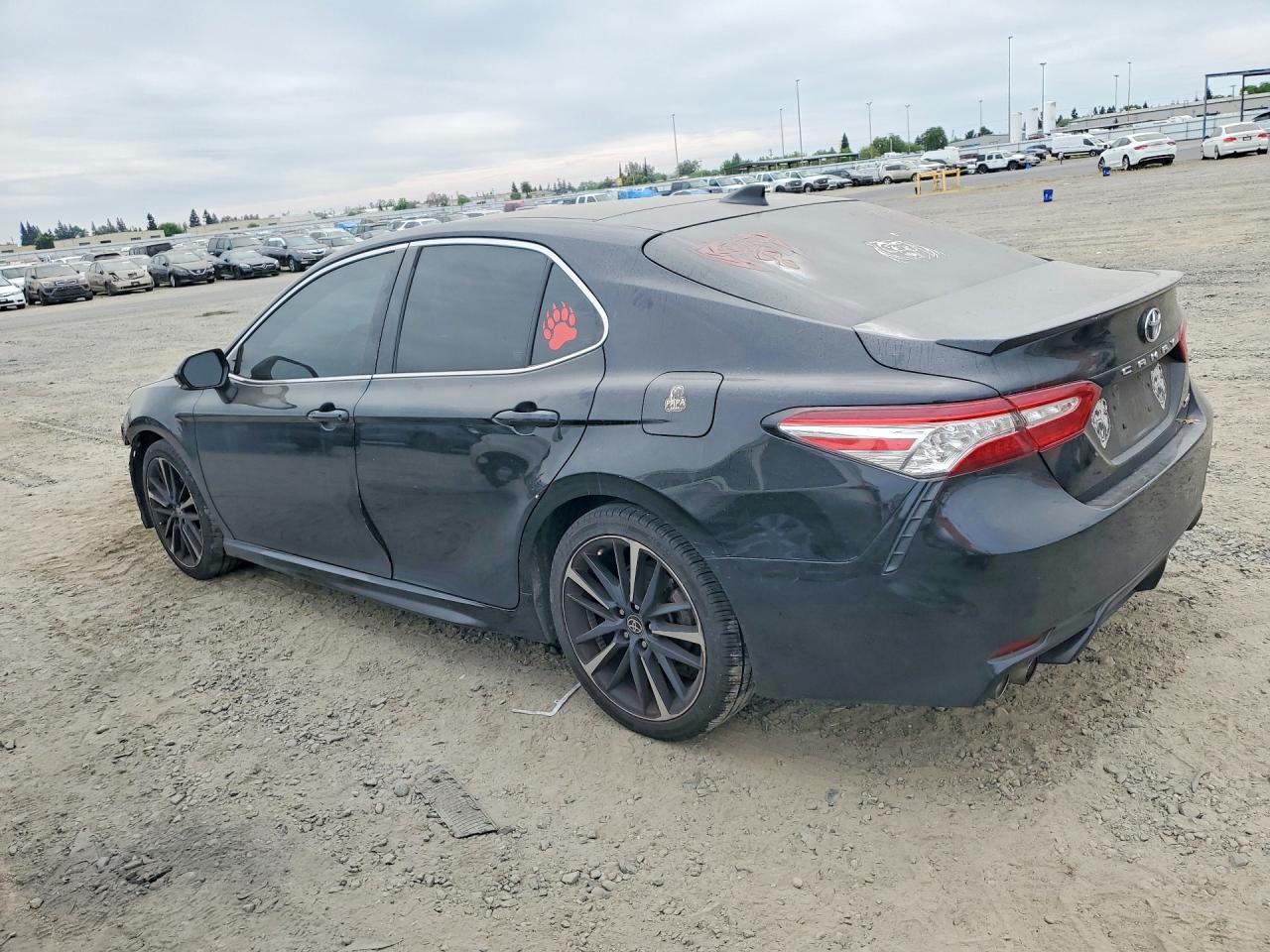 2020 Toyota Camry Xse - zdjęcie 2