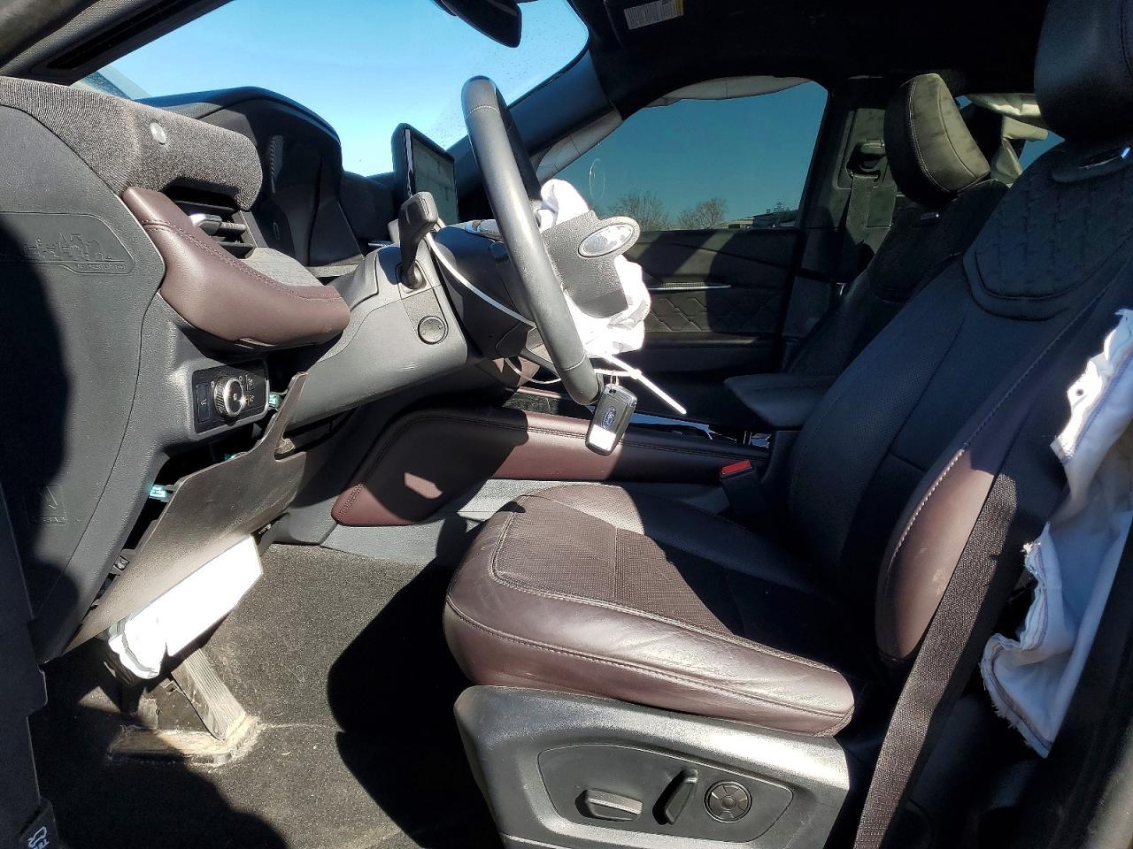 2025 Ford Explorer Platinum - zdjęcie 7