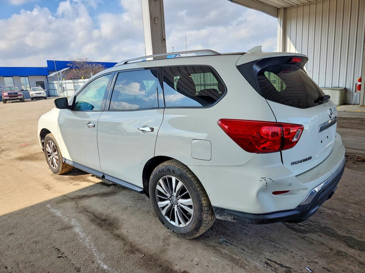 2019 Nissan Pathfinder Sv - zdjęcie 2