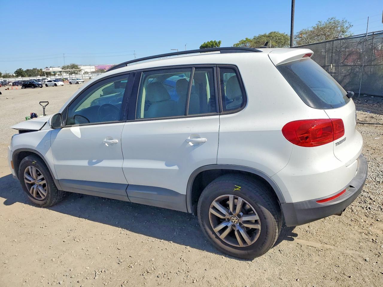 2016 Volkswagen Tiguan S - zdjęcie 2