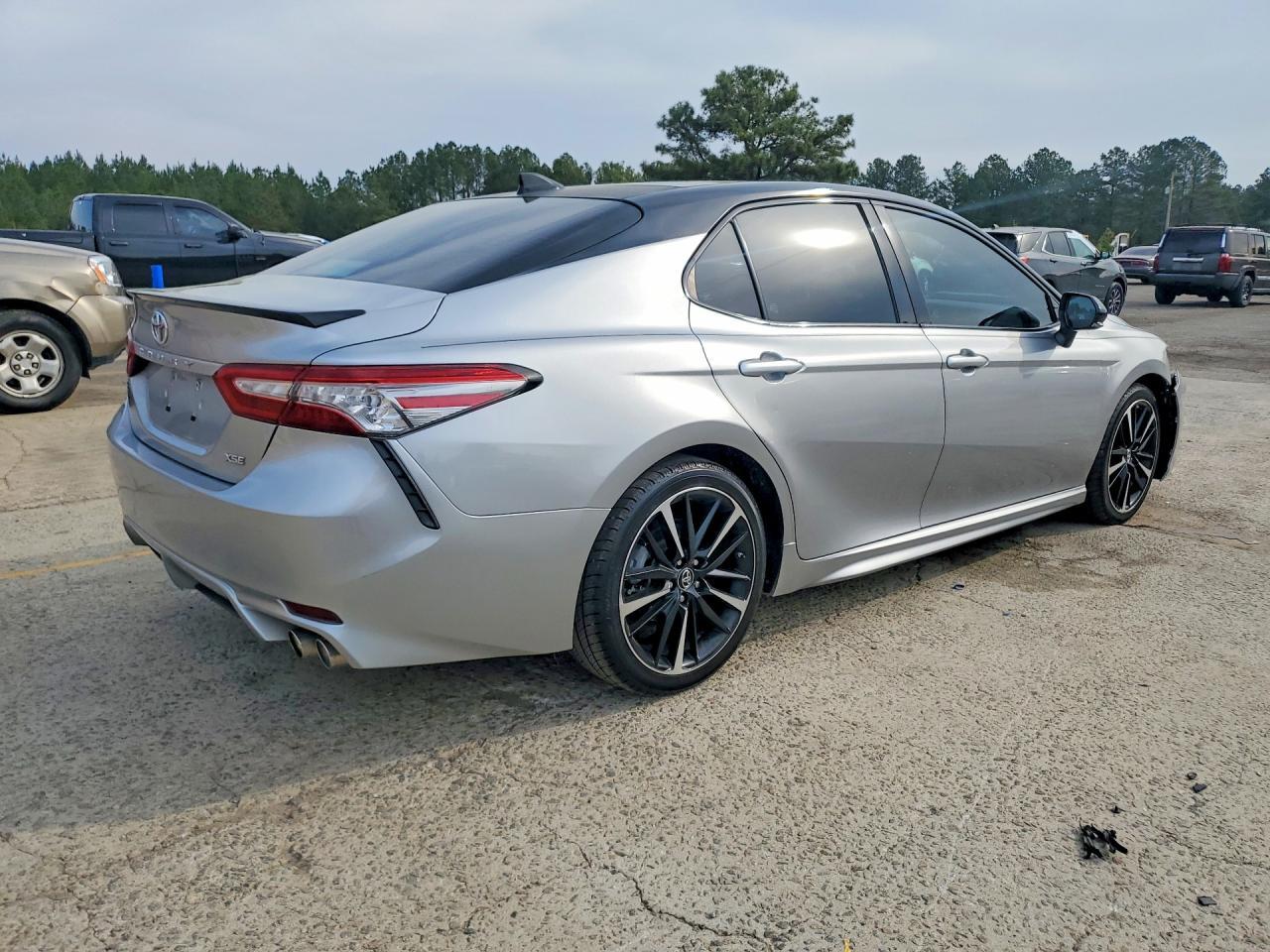2019 Toyota Camry Xse - zdjęcie 3