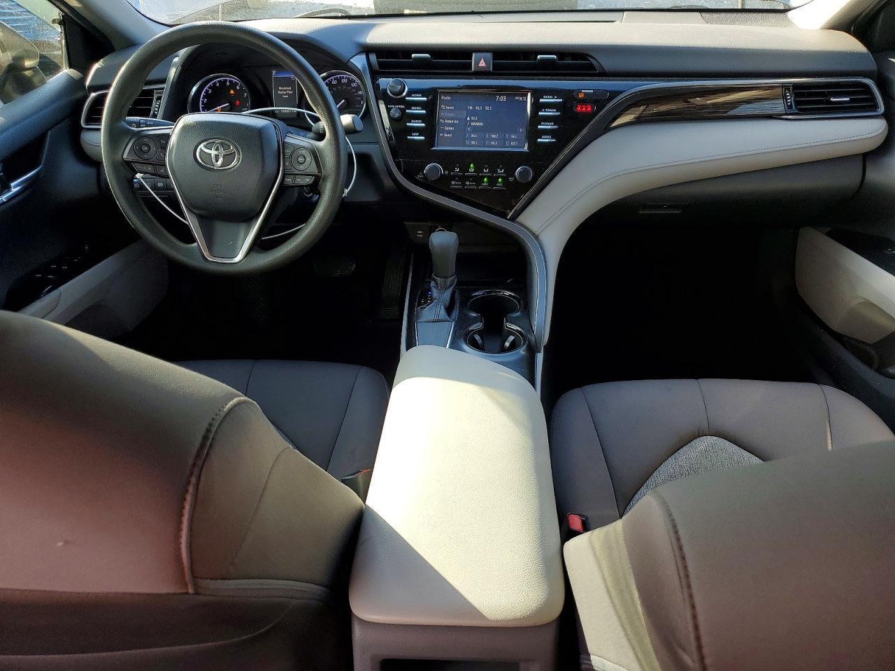 2019 Toyota Camry Le - zdjęcie 8