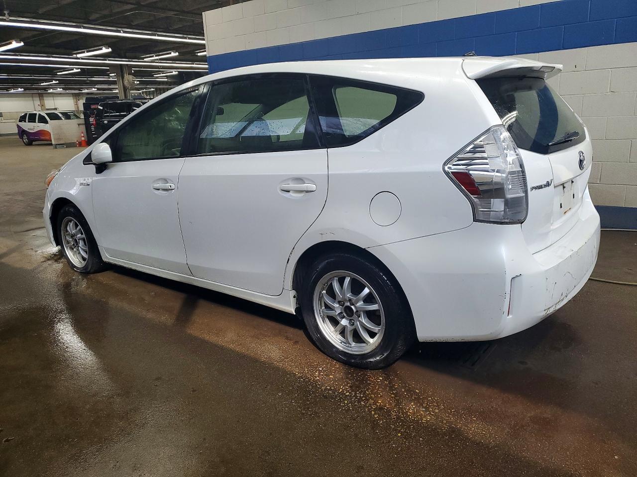 2013 Toyota Prius V Two - zdjęcie 2