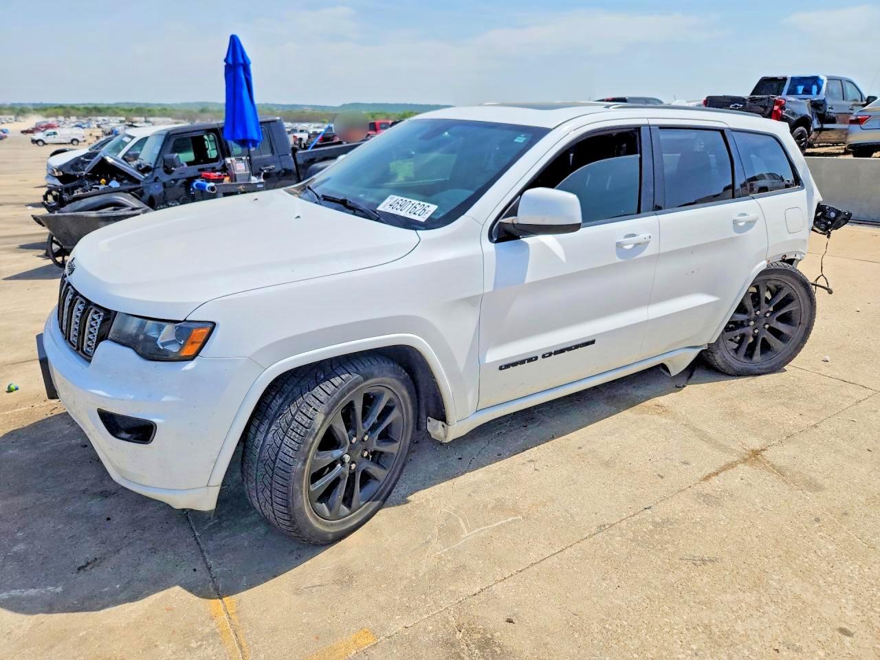 2019 Jeep Grand Cherokee Laredo - zdjęcie główne