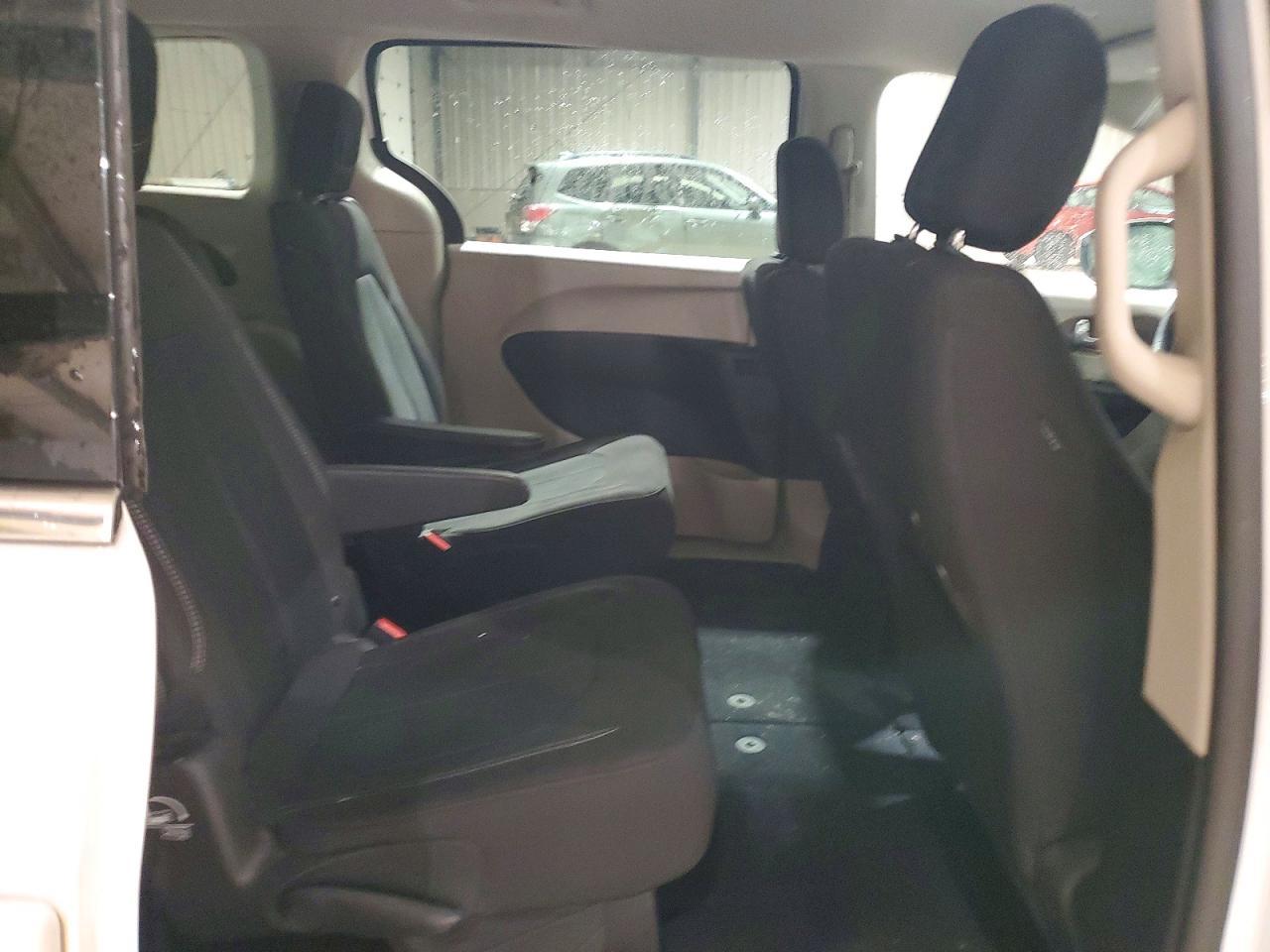 2021 Chrysler Voyager Lx - zdjęcie 11