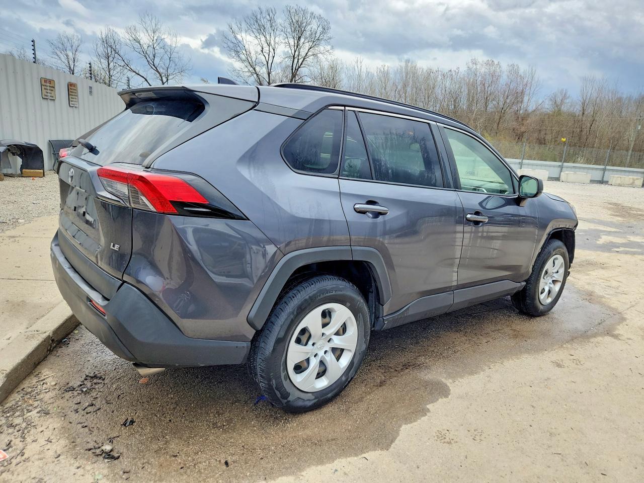 2021 Toyota Rav4 Le - zdjęcie 3