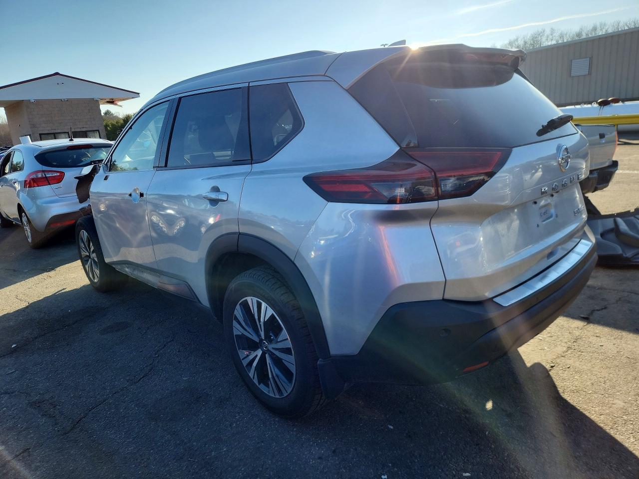 2021 Nissan Rogue Sv - zdjęcie 2