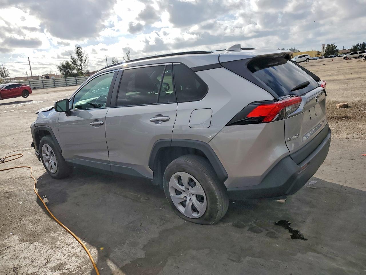 2020 Toyota Rav4 Le - zdjęcie 2