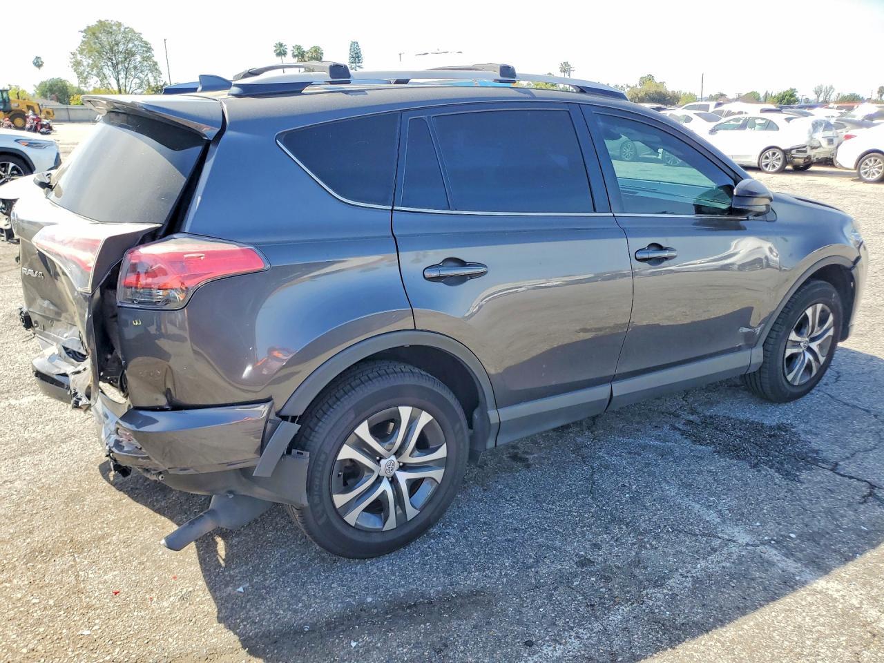 2017 Toyota Rav4 Le - zdjęcie 3